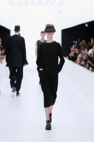 Y-3、モノクロームなSF世界。人類が宇宙で過ごすなら【17SSメンズ】