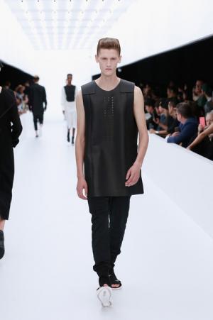 Y-3、モノクロームなSF世界。人類が宇宙で過ごすなら【17SSメンズ】