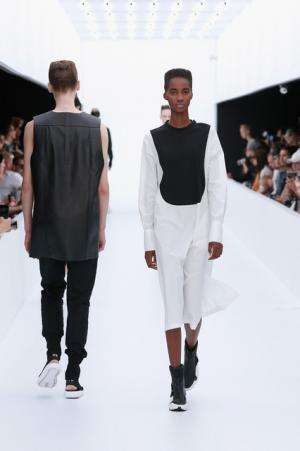 Y-3、モノクロームなSF世界。人類が宇宙で過ごすなら【17SSメンズ】