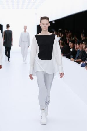 Y-3、モノクロームなSF世界。人類が宇宙で過ごすなら【17SSメンズ】