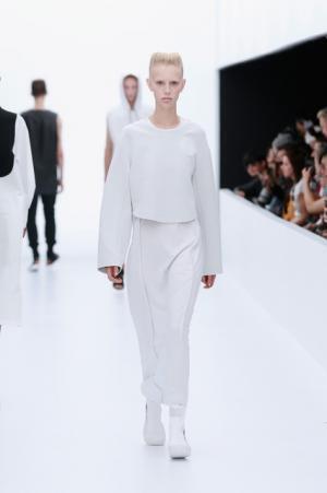 Y-3、モノクロームなSF世界。人類が宇宙で過ごすなら【17SSメンズ】