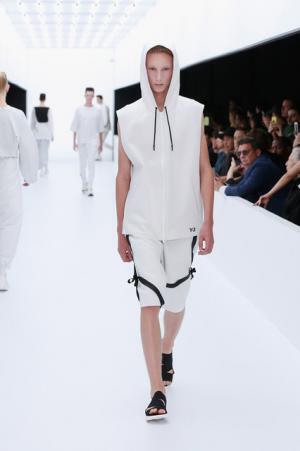 Y-3、モノクロームなSF世界。人類が宇宙で過ごすなら【17SSメンズ】