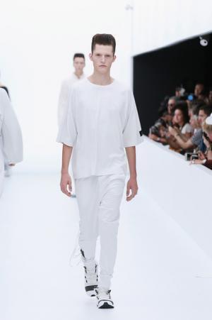 Y-3、モノクロームなSF世界。人類が宇宙で過ごすなら【17SSメンズ】