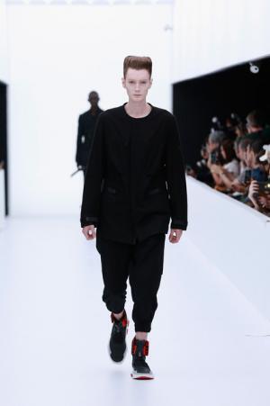 Y-3、モノクロームなSF世界。人類が宇宙で過ごすなら【17SSメンズ】