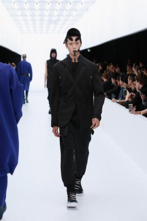 Y-3、モノクロームなSF世界。人類が宇宙で過ごすなら【17SSメンズ】