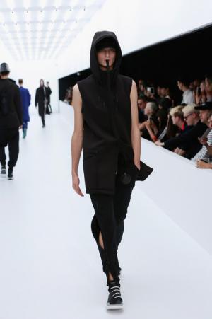 Y-3、モノクロームなSF世界。人類が宇宙で過ごすなら【17SSメンズ】