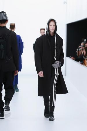 Y-3、モノクロームなSF世界。人類が宇宙で過ごすなら【17SSメンズ】