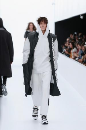 Y-3、モノクロームなSF世界。人類が宇宙で過ごすなら【17SSメンズ】