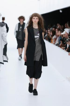 Y-3、モノクロームなSF世界。人類が宇宙で過ごすなら【17SSメンズ】