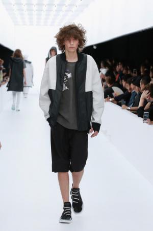 Y-3、モノクロームなSF世界。人類が宇宙で過ごすなら【17SSメンズ】