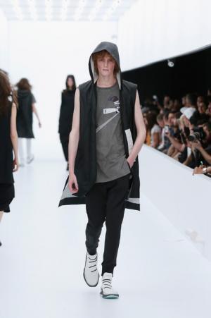 Y-3、モノクロームなSF世界。人類が宇宙で過ごすなら【17SSメンズ】