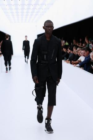 Y-3、モノクロームなSF世界。人類が宇宙で過ごすなら【17SSメンズ】