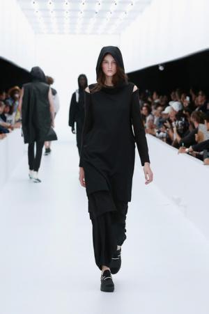 Y-3、モノクロームなSF世界。人類が宇宙で過ごすなら【17SSメンズ】