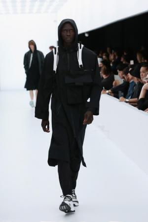 Y-3、モノクロームなSF世界。人類が宇宙で過ごすなら【17SSメンズ】