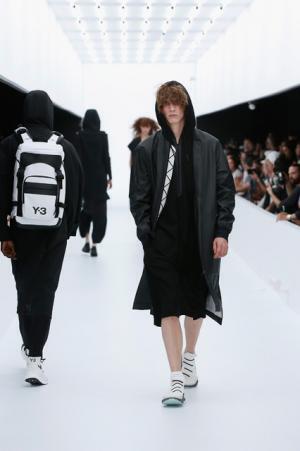 Y-3、モノクロームなSF世界。人類が宇宙で過ごすなら【17SSメンズ】