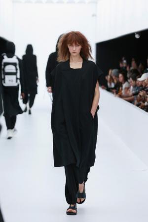 Y-3、モノクロームなSF世界。人類が宇宙で過ごすなら【17SSメンズ】