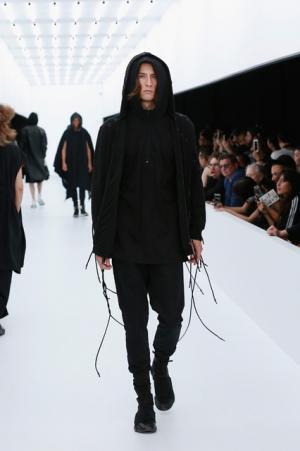 Y-3、モノクロームなSF世界。人類が宇宙で過ごすなら【17SSメンズ】
