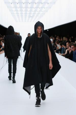 Y-3、モノクロームなSF世界。人類が宇宙で過ごすなら【17SSメンズ】