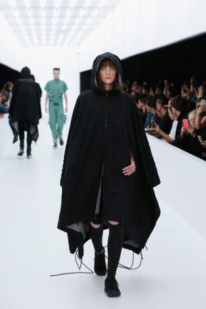 Y-3、モノクロームなSF世界。人類が宇宙で過ごすなら【17SSメンズ】