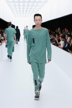 Y-3、モノクロームなSF世界。人類が宇宙で過ごすなら【17SSメンズ】