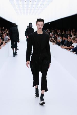 Y-3、モノクロームなSF世界。人類が宇宙で過ごすなら【17SSメンズ】