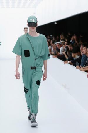 Y-3、モノクロームなSF世界。人類が宇宙で過ごすなら【17SSメンズ】