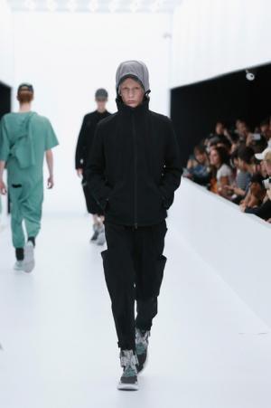 Y-3、モノクロームなSF世界。人類が宇宙で過ごすなら【17SSメンズ】