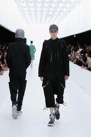 Y-3、モノクロームなSF世界。人類が宇宙で過ごすなら【17SSメンズ】