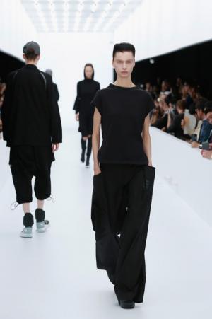 Y-3、モノクロームなSF世界。人類が宇宙で過ごすなら【17SSメンズ】