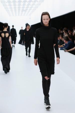 Y-3、モノクロームなSF世界。人類が宇宙で過ごすなら【17SSメンズ】