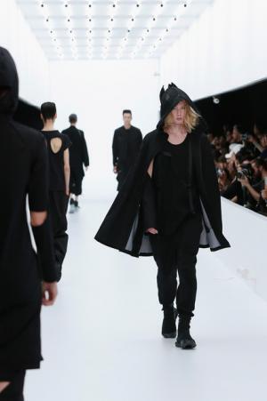 Y-3、モノクロームなSF世界。人類が宇宙で過ごすなら【17SSメンズ】