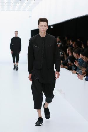 Y-3、モノクロームなSF世界。人類が宇宙で過ごすなら【17SSメンズ】