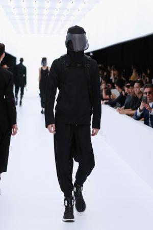 Y-3、モノクロームなSF世界。人類が宇宙で過ごすなら【17SSメンズ】