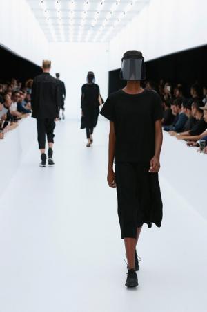 Y-3、モノクロームなSF世界。人類が宇宙で過ごすなら【17SSメンズ】