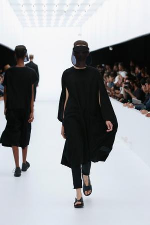 Y-3、モノクロームなSF世界。人類が宇宙で過ごすなら【17SSメンズ】