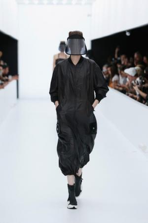 Y-3、モノクロームなSF世界。人類が宇宙で過ごすなら【17SSメンズ】