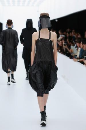 Y-3、モノクロームなSF世界。人類が宇宙で過ごすなら【17SSメンズ】