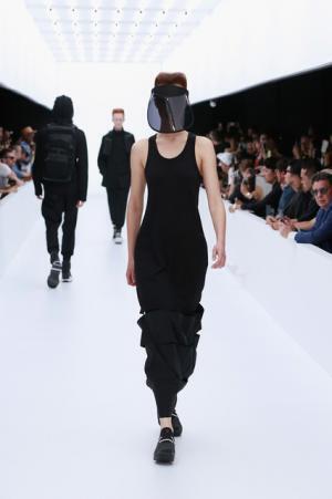 Y-3、モノクロームなSF世界。人類が宇宙で過ごすなら【17SSメンズ】