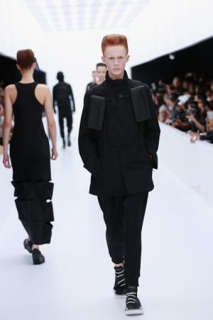 Y-3、モノクロームなSF世界。人類が宇宙で過ごすなら【17SSメンズ】