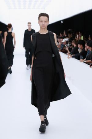 Y-3、モノクロームなSF世界。人類が宇宙で過ごすなら【17SSメンズ】