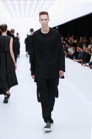 Y-3、モノクロームなSF世界。人類が宇宙で過ごすなら【17SSメンズ】