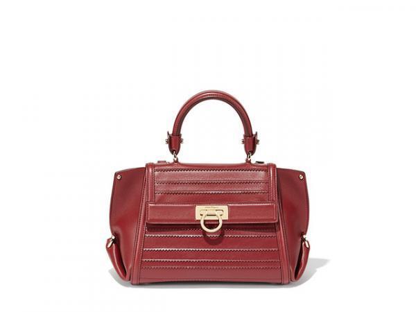 フェラガモが銀座三越でポップアップ。“ジグザグ”モチーフの最新バッグコレクションが登場