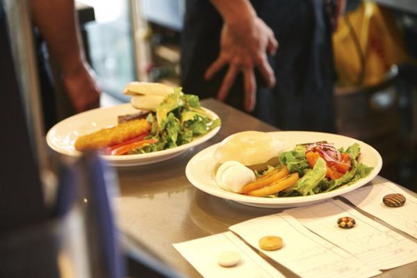 海風を満喫しながらローカル気分！ “海の食堂”で朝ごはん～親子編～【湘南日帰り旅】