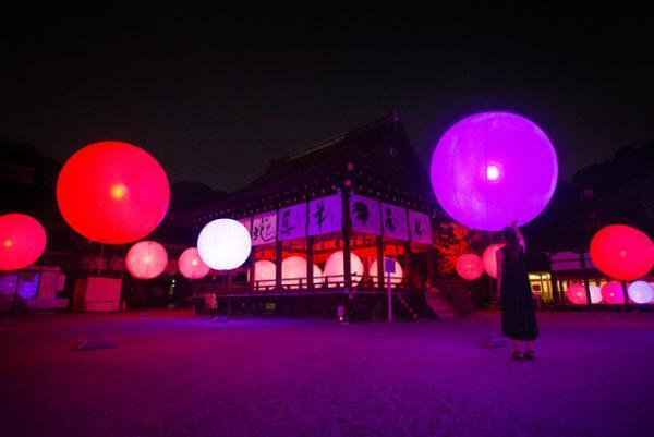 チームラボ、京都・下鴨神社を光のアート空間へ。夜の森に音色が響く