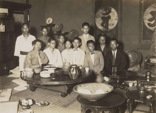 京都・吉田神楽岡の柳邸にて1928年撮影手前左端が柳宗悦、後方飾棚左から2番目に「鼠志野柳文鉢」が写る