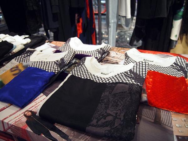 “着るクチュール”、ヴェトモン×コシェが新宿伊勢丹でポップアップ！一点ものの限定Tシャツなど