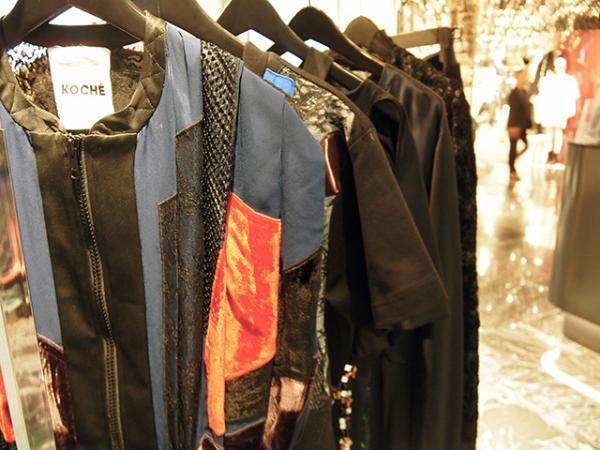 “着るクチュール”、ヴェトモン×コシェが新宿伊勢丹でポップアップ！一点ものの限定Tシャツなど