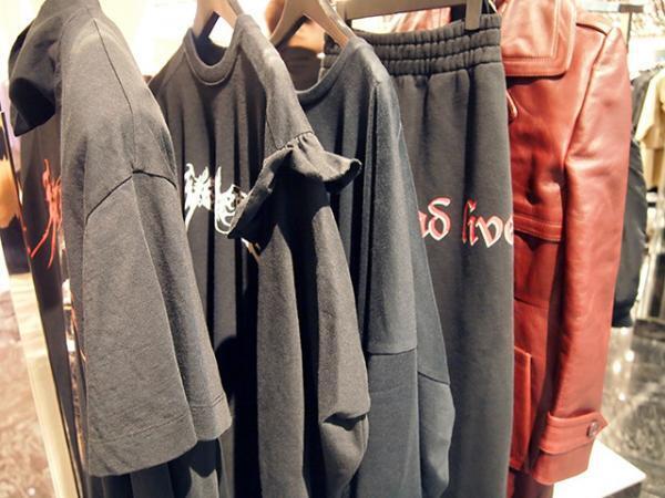 “着るクチュール”、ヴェトモン×コシェが新宿伊勢丹でポップアップ！一点ものの限定Tシャツなど