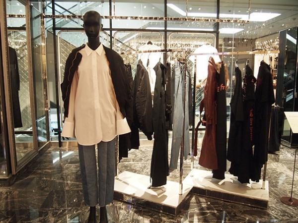 “着るクチュール”、ヴェトモン×コシェが新宿伊勢丹でポップアップ！一点ものの限定Tシャツなど