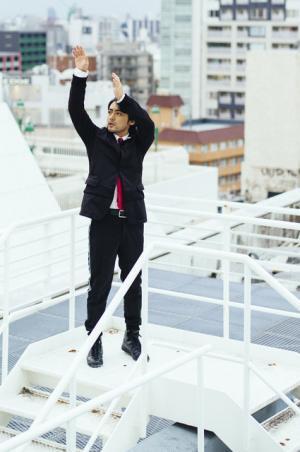 アンリアレイジ×アシックス×ケイスケカンダ3社協業によるジャージスーツ。山田孝之がサラリーマンに扮したムービーが公開に